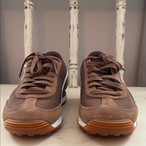 Puma Easy Rider Brown and White Sneakers - Picture 2 of 10
